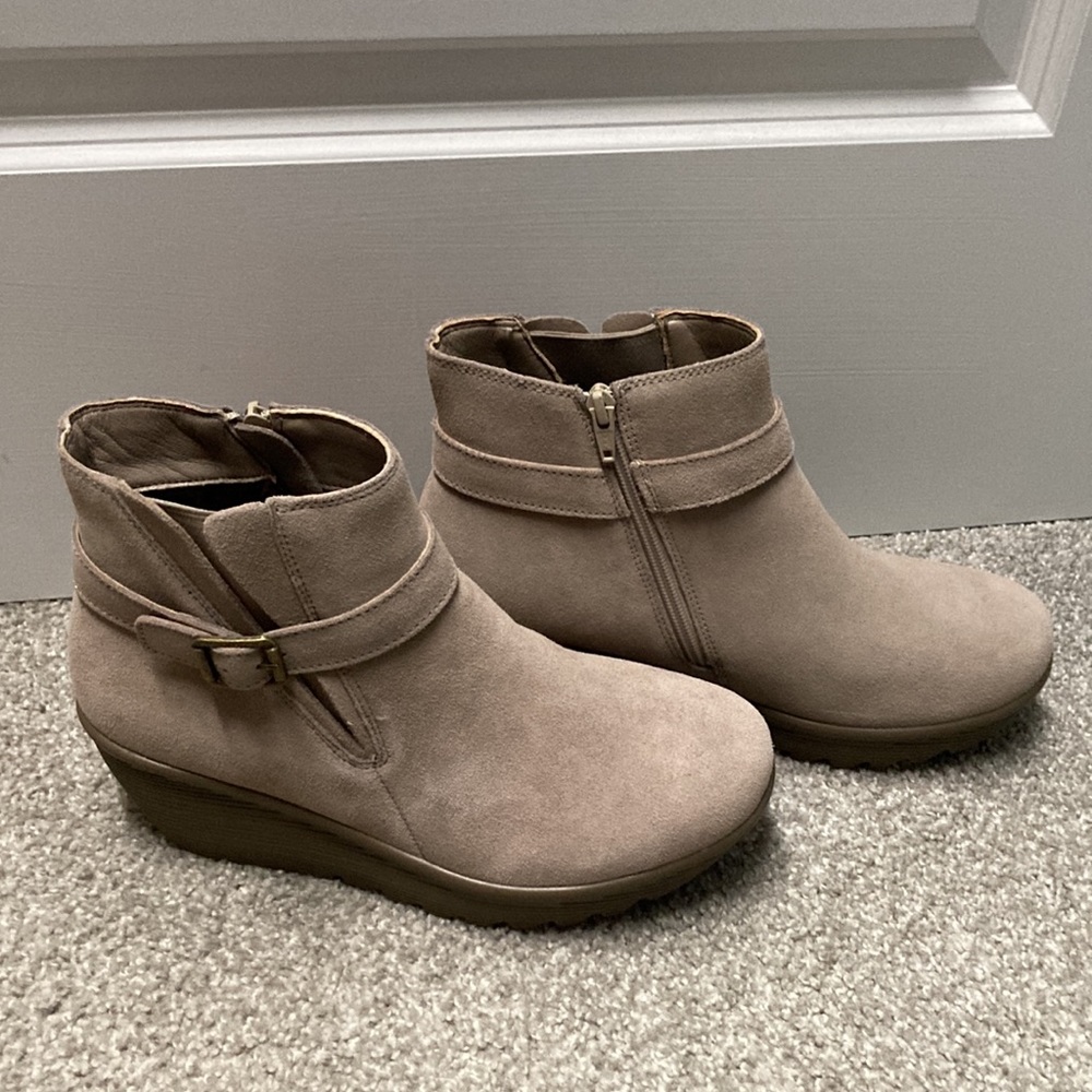 NWOB Skechers booties.  Sz 9 Wide.  Tan/cream color.  Never Worn. - Picture 2 of 12